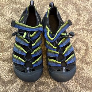 Keens Boys Size 5 Blue and Green Outdoor Hiking Sandals